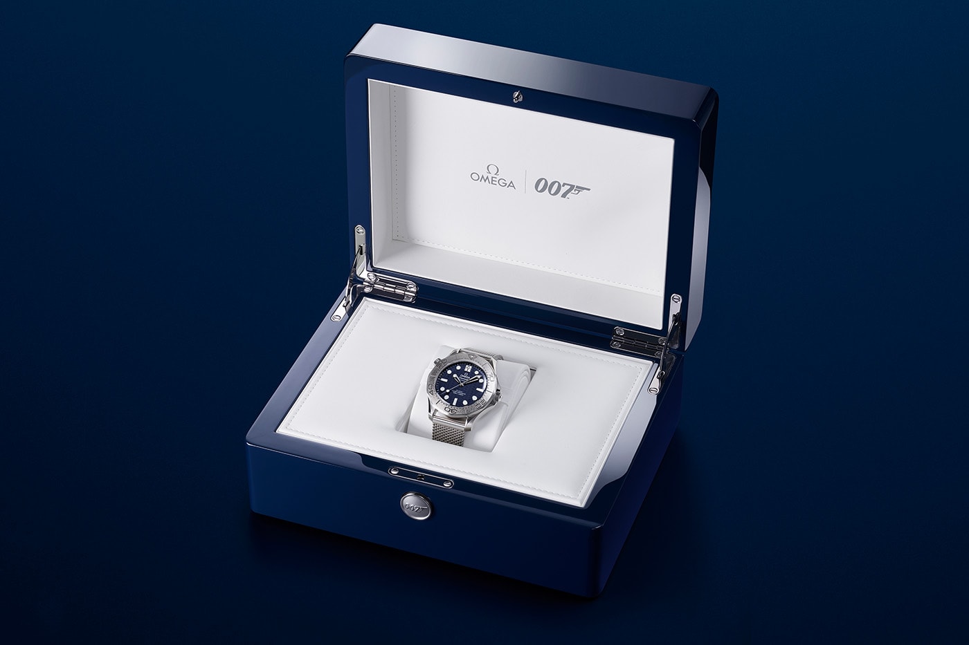 Omega James Bond Spectre serisinden Bond modeli 007 logolu kutusunda