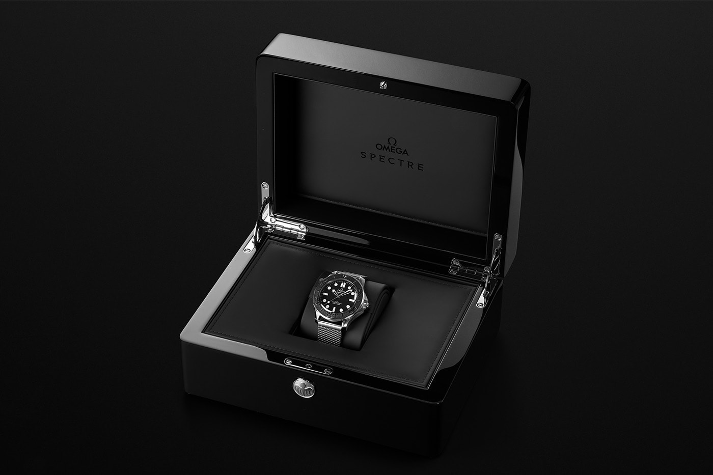 Omega James Bond Spectre serisinin Spectre modeli siyah kutusunda