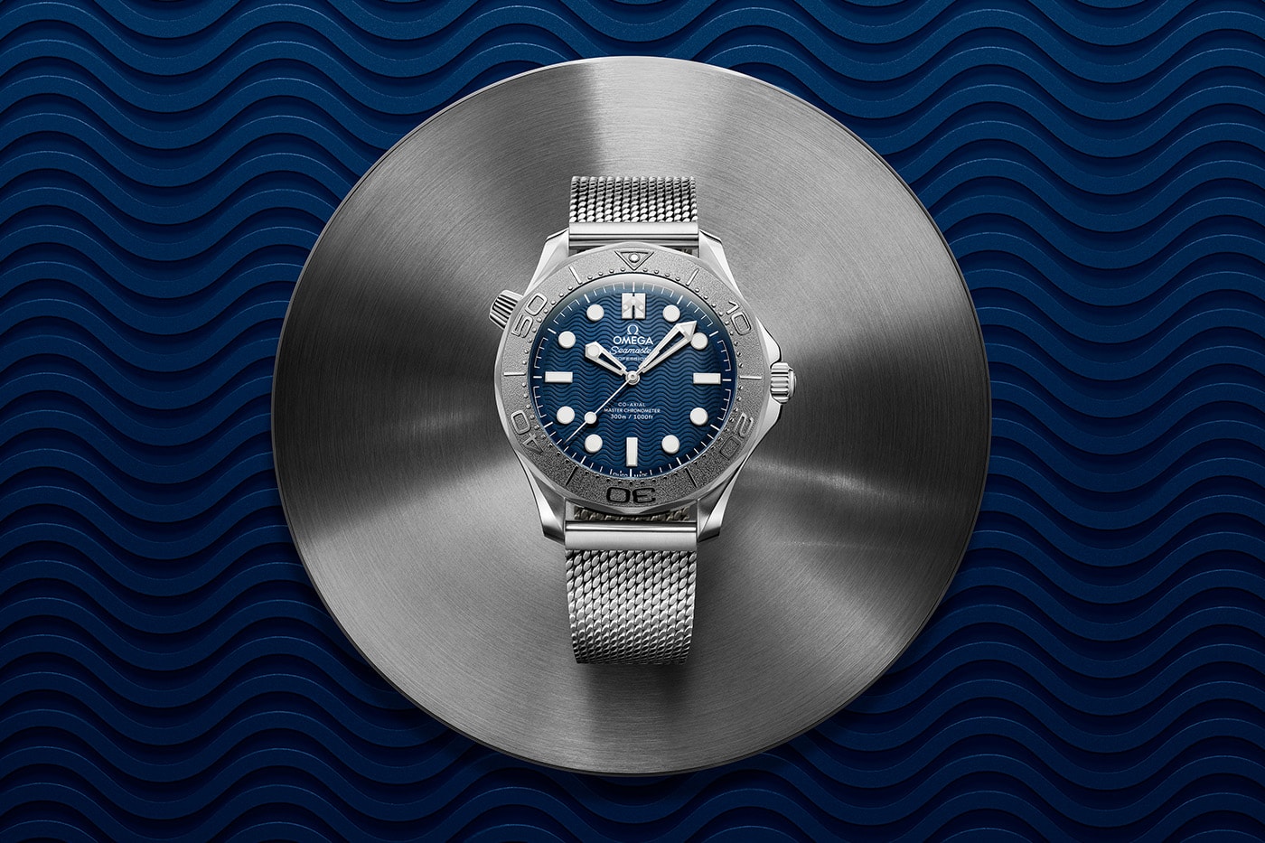 Dalga desenli zeminde mavi kadranlı Seamaster Diver 300M Bond modeli