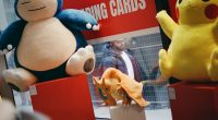 Pokémon Store London haberi için Snorlax, Pikachu ve Charizard peluşları