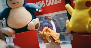 Pokémon Store London haberi için Snorlax, Pikachu ve Charizard peluşları