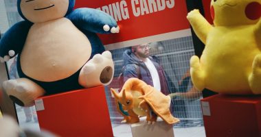Pokémon Store London haberi için Snorlax, Pikachu ve Charizard peluşları