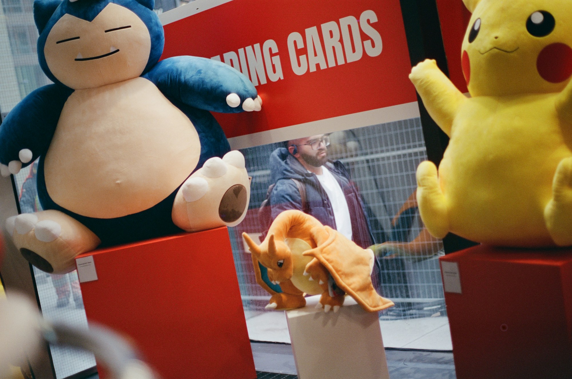 Pokémon Store London haberi için Snorlax, Pikachu ve Charizard peluşları