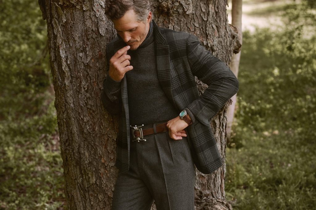 Kareli ceketli model ağaç önünde