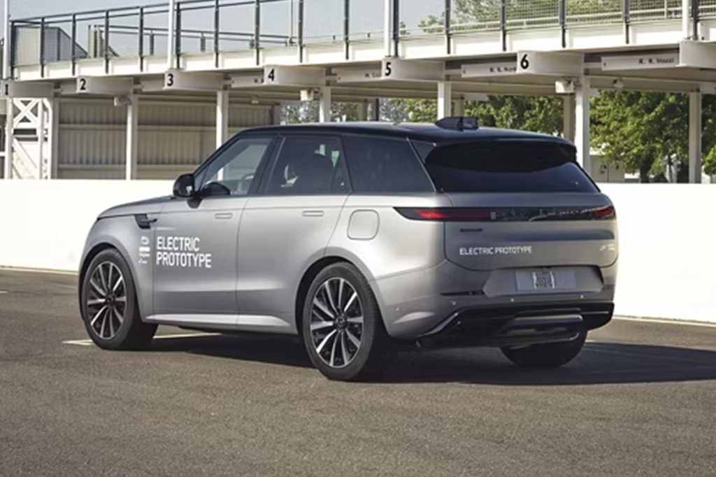 Range Rover Sport Electric prototipi pist üzerinde, arka çapraz görünüm