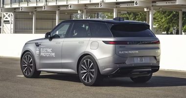 Range Rover Sport Electric prototipi pist üzerinde, arka çapraz görünüm