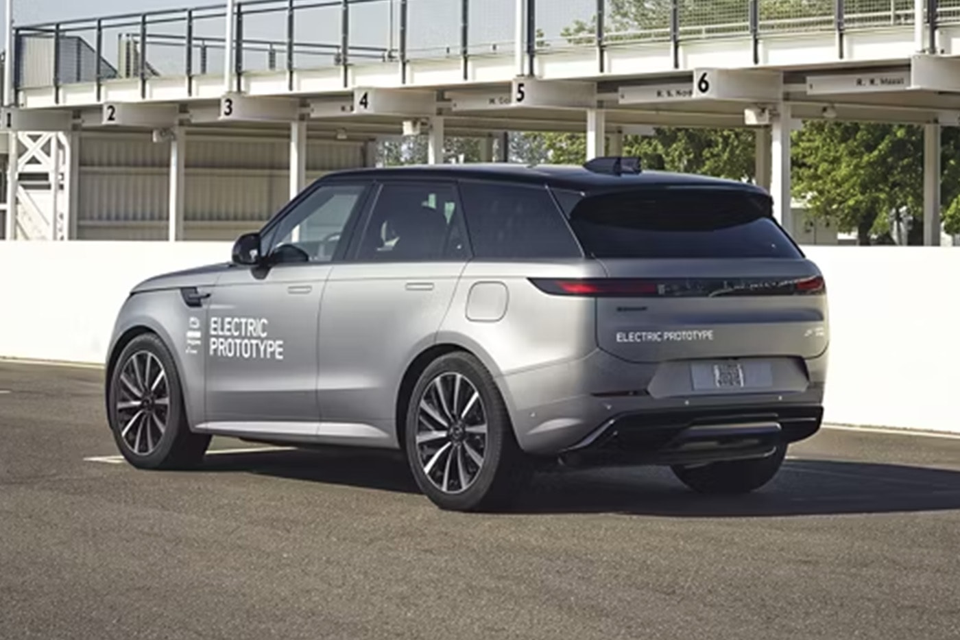 Range Rover Sport Electric prototipi pist üzerinde, arka çapraz görünüm