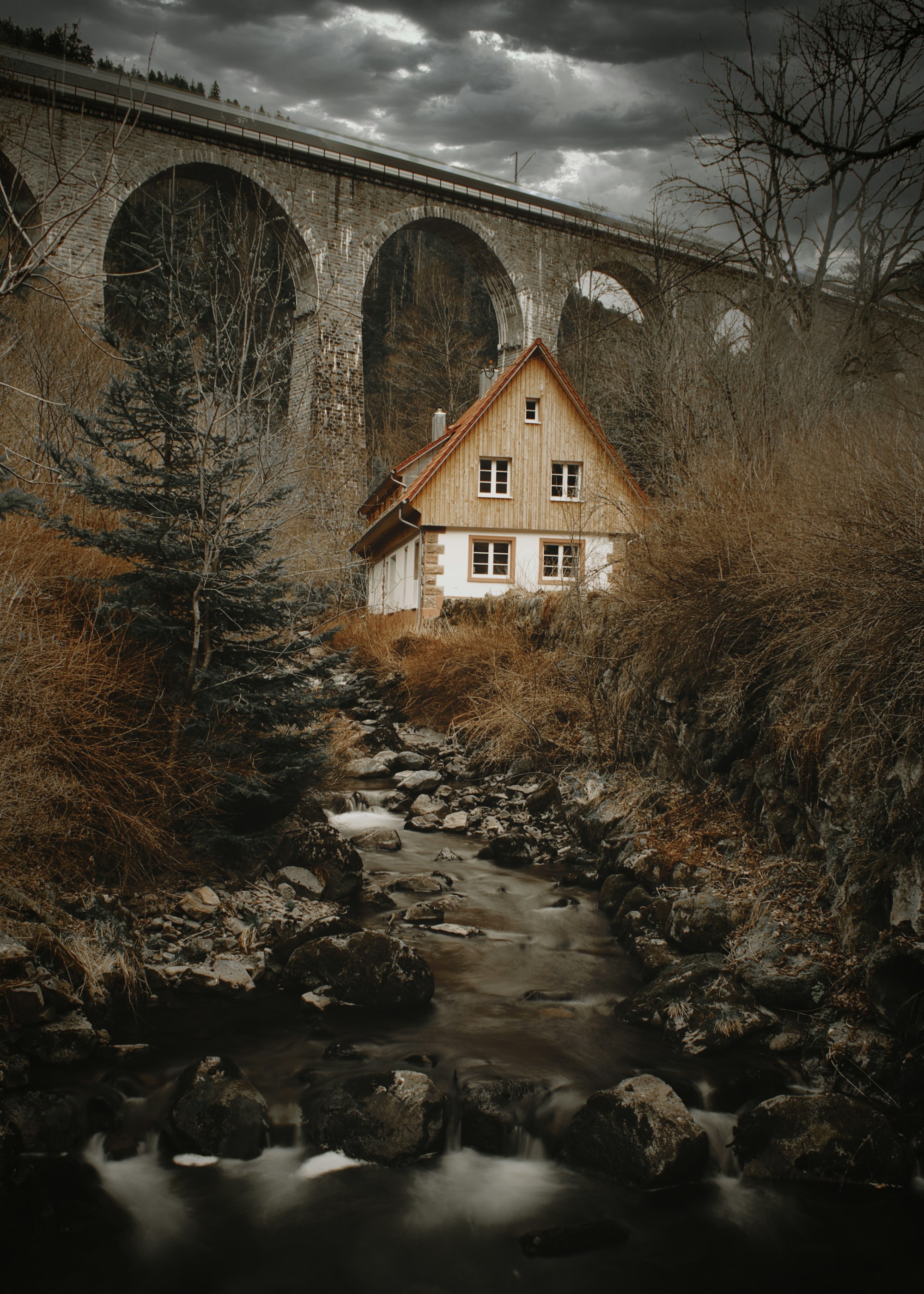 Ravennaschlucht’ta taş viyadük ve dere kenarındaki ev