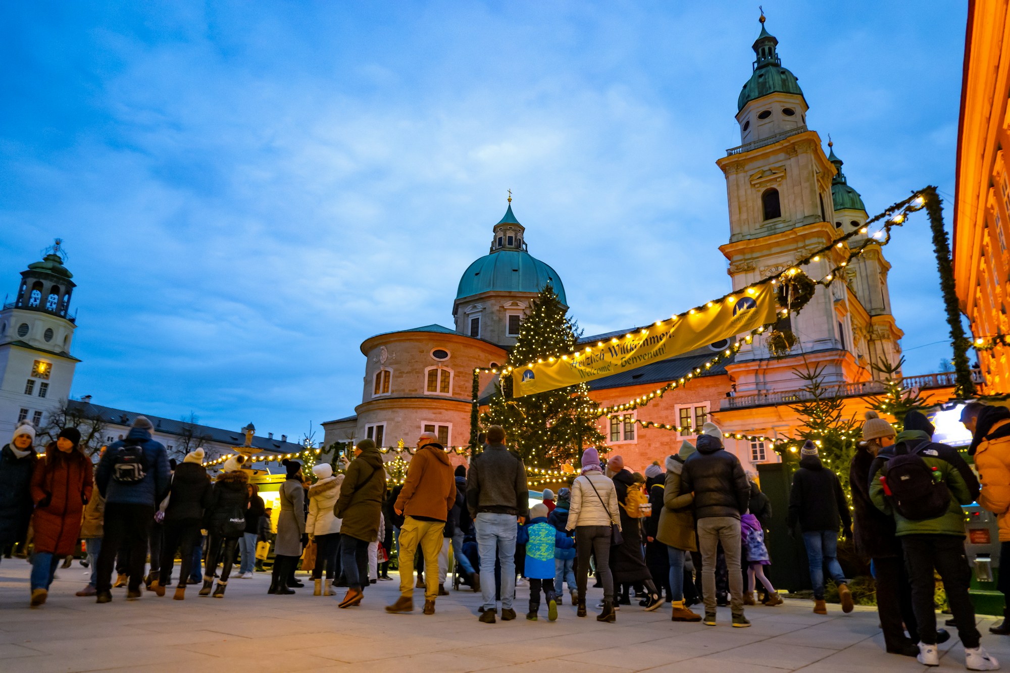 Salzburg’da katedral çevresinde akşam saatlerinde Noel pazarı