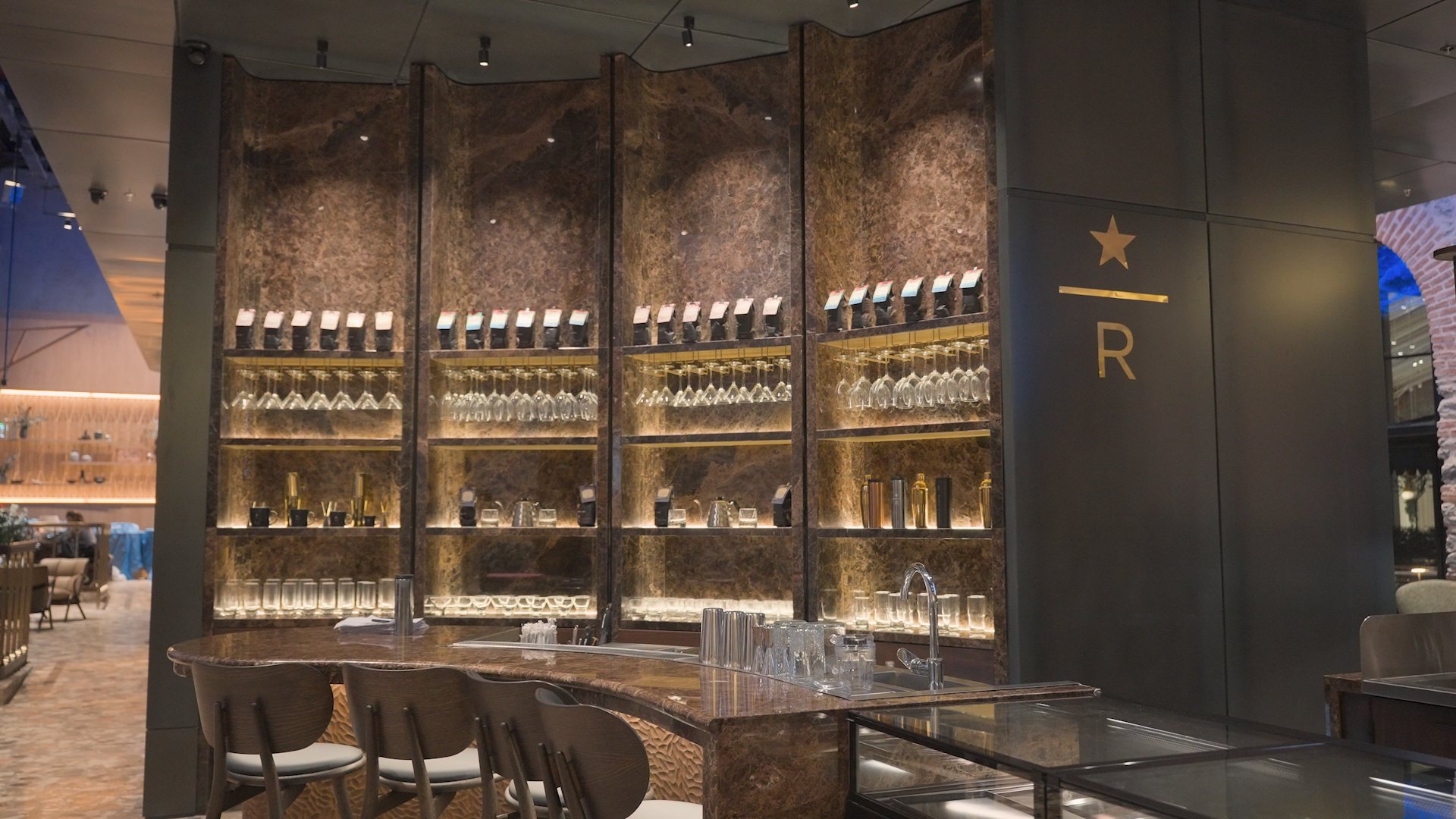 Starbucks Tersane İstanbul Reserve barındaki demleme ekipmanları ve kahve paketleri