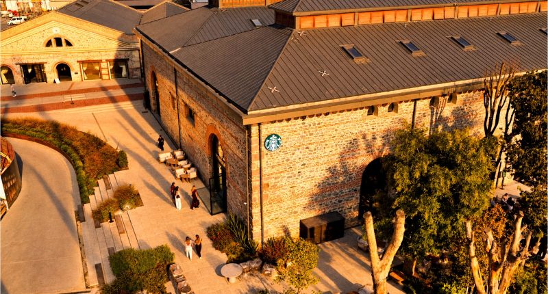 Haliç kıyısındaki tarihi tersane binasında açılan Starbucks Tersane İstanbul