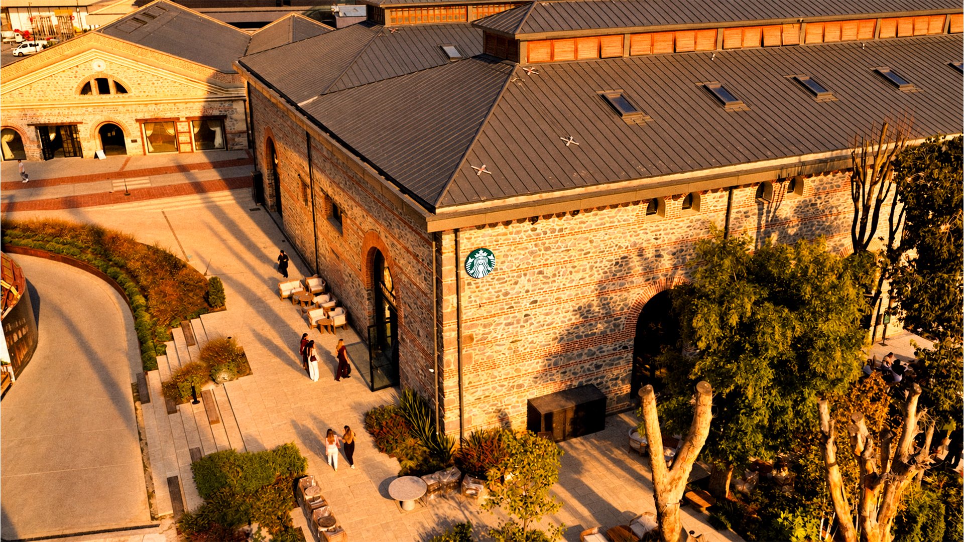 Haliç kıyısındaki tarihi tersane binasında açılan Starbucks Tersane İstanbul