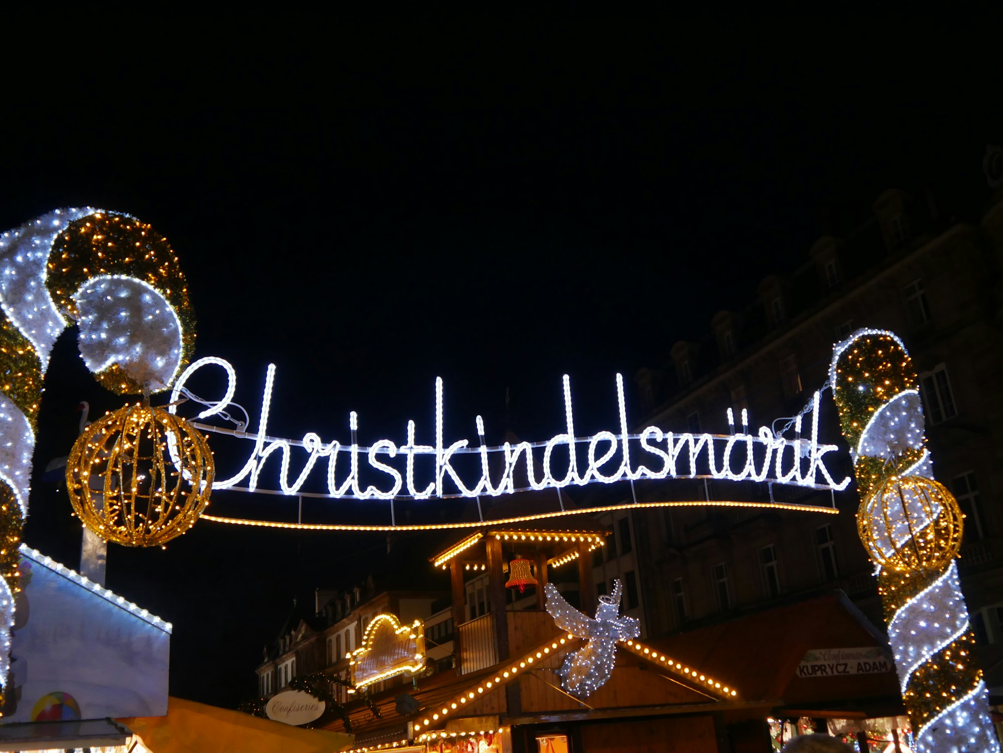 Avrupa Noel pazarlarının en bilinenlerinden Strasbourg’da Christkindelsmärik ışıkları