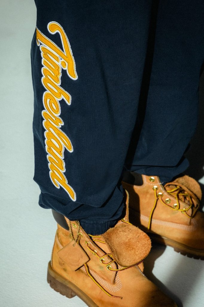 Timberland yazılı lacivert eşofman altı ve sarı botlar