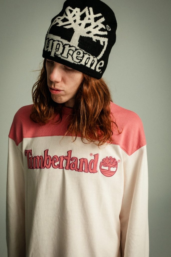 Supreme Timberland: Ağaç logolu bere ve krem-pembe Football Top
