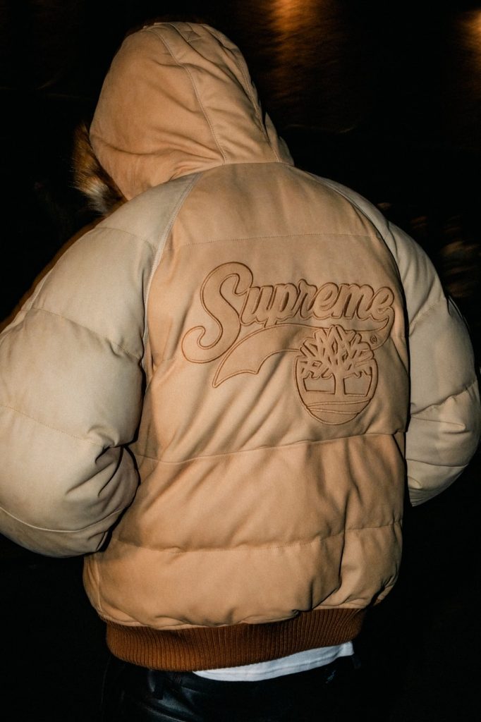 Süet puf montun sırtındaki Supreme işlemesi