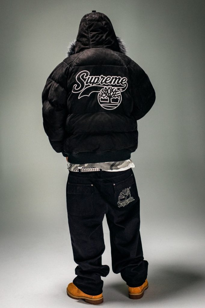 Supreme Timberland: Siyah puf montun sırtındaki Supreme ve Timberland logosu