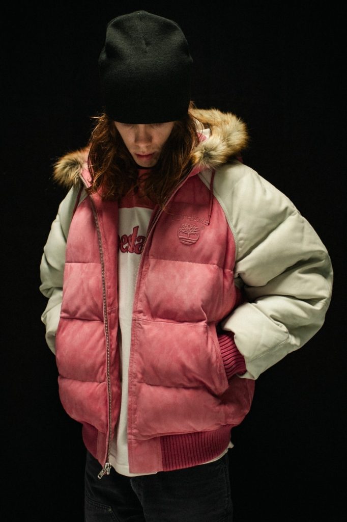 Pembe ve krem renkli puf mont ile bere