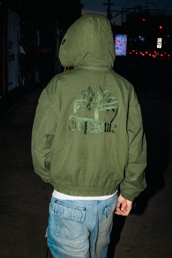 Haki ceketin sırtındaki Timberland ağaç logosu