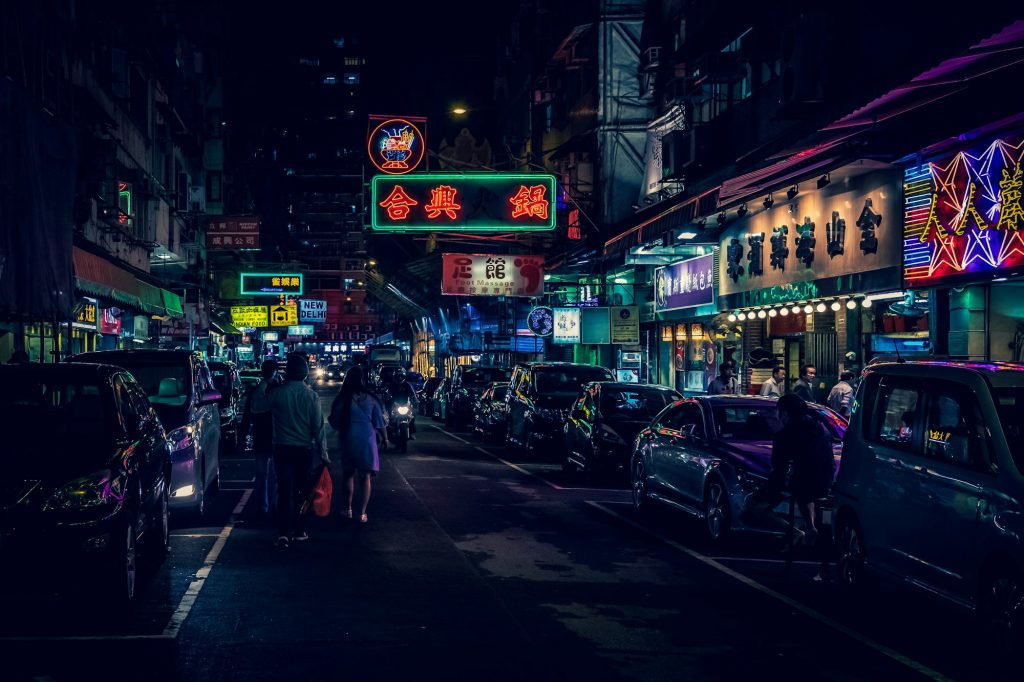 The Weeknd Hong Kong şarkısı haberi için gece neon ışıklı Hong Kong sokağı