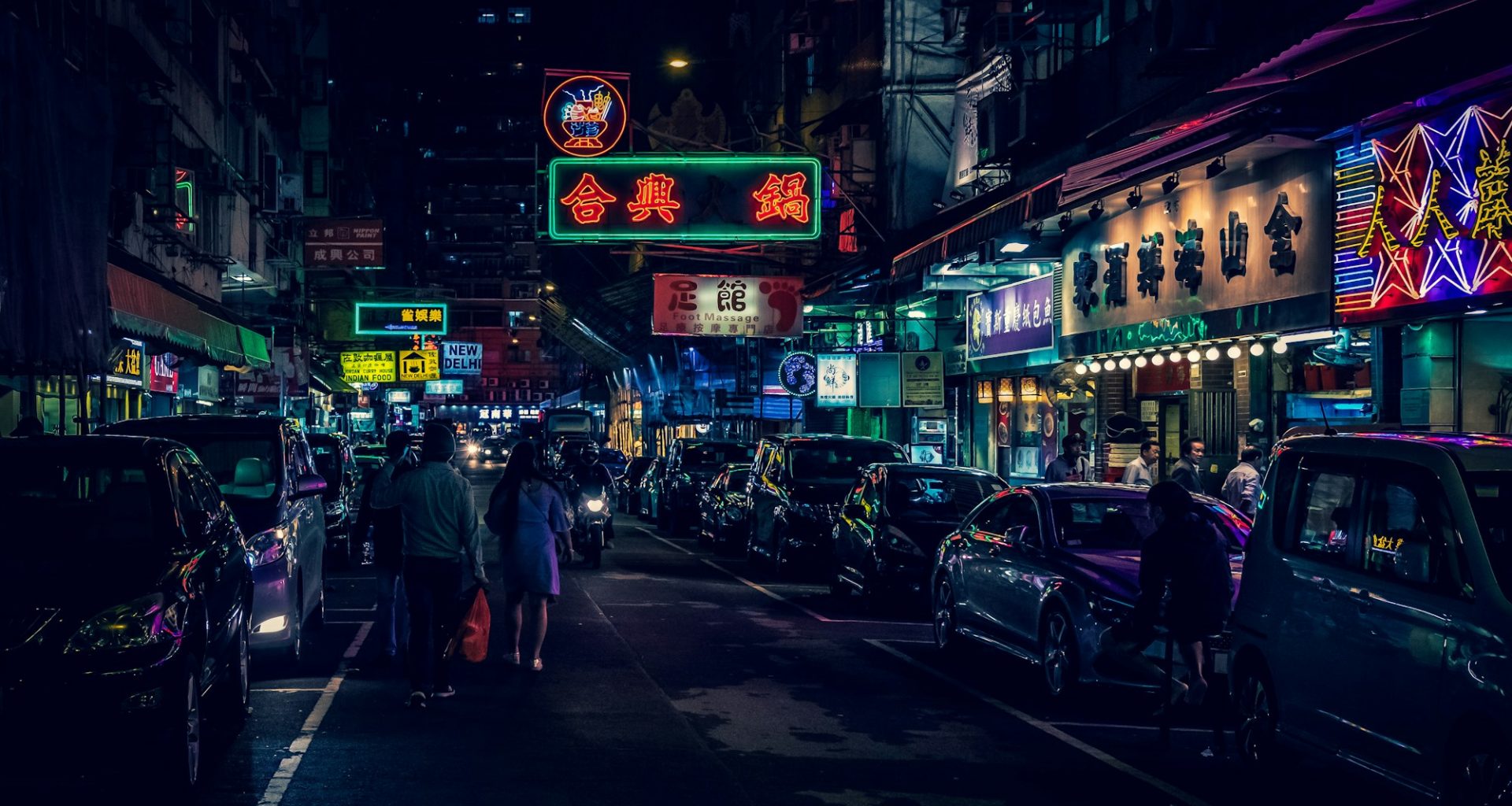 The Weeknd Hong Kong şarkısı haberi için gece neon ışıklı Hong Kong sokağı