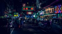 The Weeknd Hong Kong şarkısı haberi için gece neon ışıklı Hong Kong sokağı
