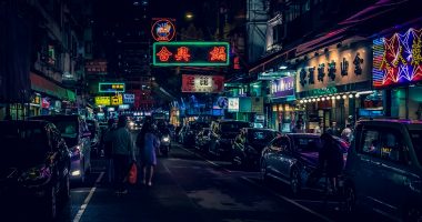 The Weeknd Hong Kong şarkısı haberi için gece neon ışıklı Hong Kong sokağı
