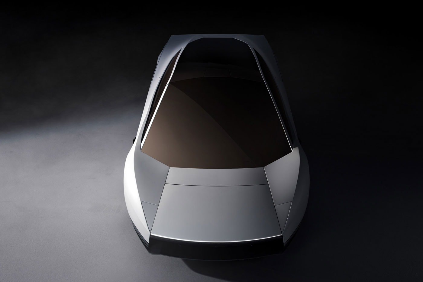 Uçan Tesla Roadster tavan ve arka cam görünümü