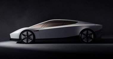 Uçan Tesla Roadster yandan görünüm