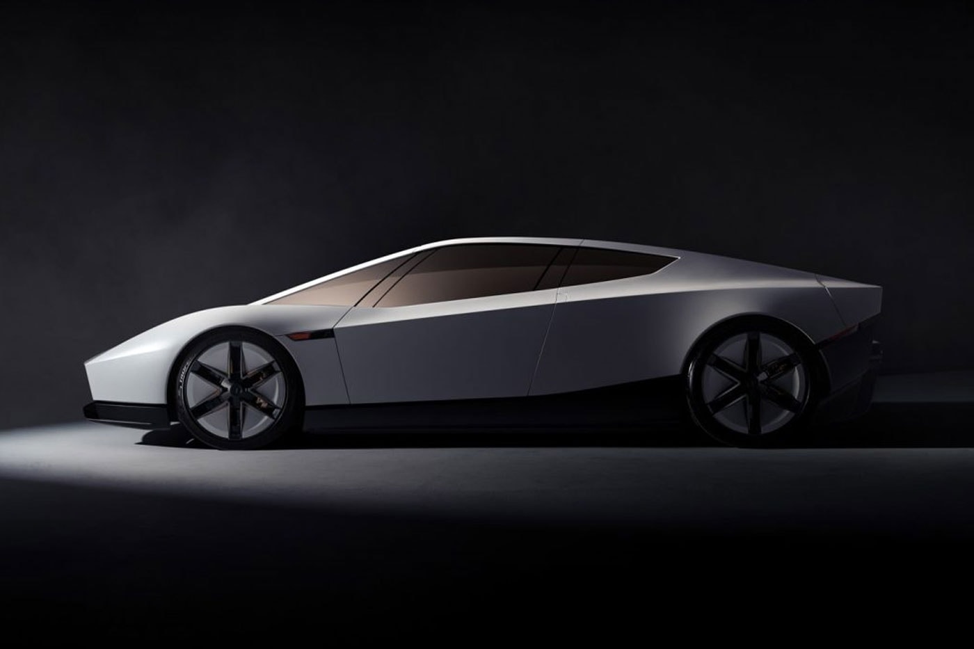 Uçan Tesla Roadster yandan görünüm