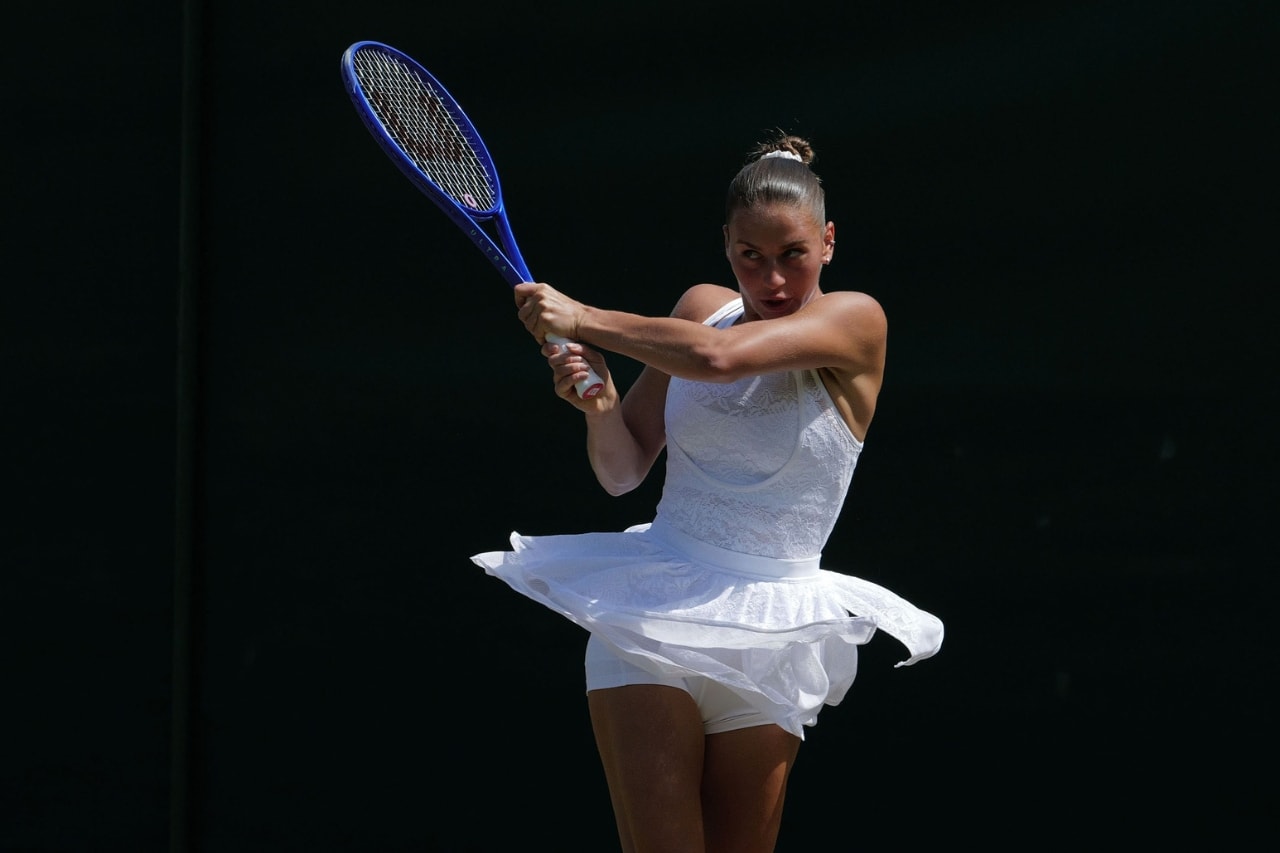 Beyaz fırfırlı Wilson tenis elbisesiyle vuruş anı