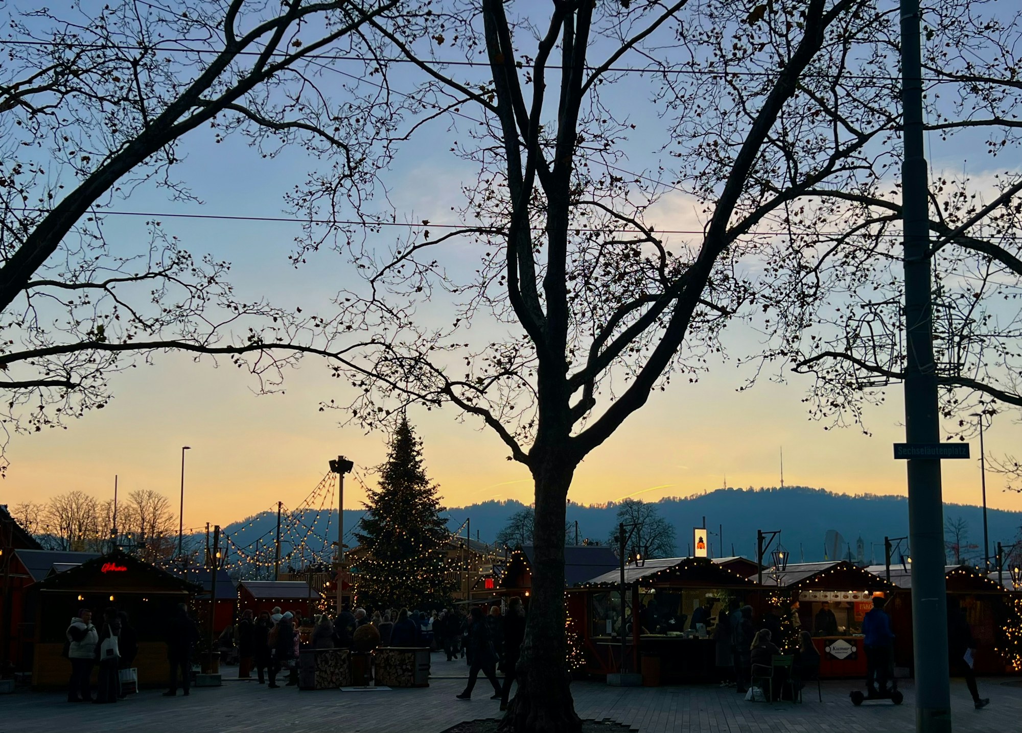 Zürih’te Noel ağacı çevresinde toplanan ziyaretçiler